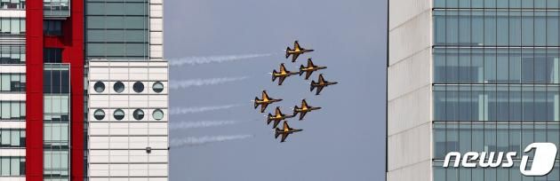 공군 특수비행팀 '블랙이글스'가 31일 오후 서울 도심 상공에서 건군 제75주년 국군의 날 기념 축하비행 사전연습을 하고 있다. 2023.8.31/뉴스1 ⓒ News1 구윤성 기자