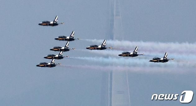 공군 특수비행팀 '블랙이글스'가 31일 오후 서울 도심 상공에서 건군 제75주년 국군의 날 기념 축하비행 사전연습을 하고 있다. 2023.8.31/뉴스1 ⓒ News1 구윤성 기자