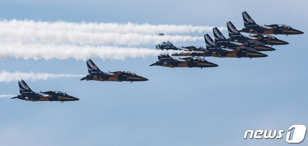 공군 특수비행팀 블랙이글스가 31일 서울 도심 위로 제75주년 국군의 날 축하비행 예행연습을 하고 있다. 2023.8.31/뉴스1 ⓒ News1 허경 기자