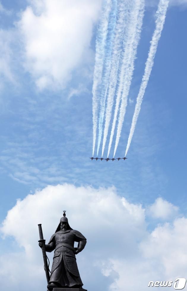 대한민국 공군 특수비행팀 '블랙이글스'가 31일 오후 서울 도심 상공에서 건군 제75주년 국군의 날 기념 축하비행 예행연습을 하고 있다. 2023.8.31/뉴스1 ⓒ News1 박정호 기자