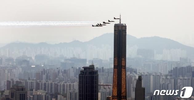 공군 특수비행팀 블랙이글스가 31일 서울 도심 위로 제75주년 국군의 날 축하비행 예행연습을 하고 있다. 2023.8.31/뉴스1 ⓒ News1 허경 기자