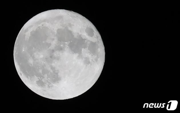 31일 '2023 신한은행 SOL KBO리그' LG 트윈스와 두산 베어스의 경기가 열린 서울 송파구 잠실야구장에서 바라본 하늘에 슈퍼 블루문이 떠 있다. 2023.8.31/뉴스1 ⓒ News1 김민지 기자