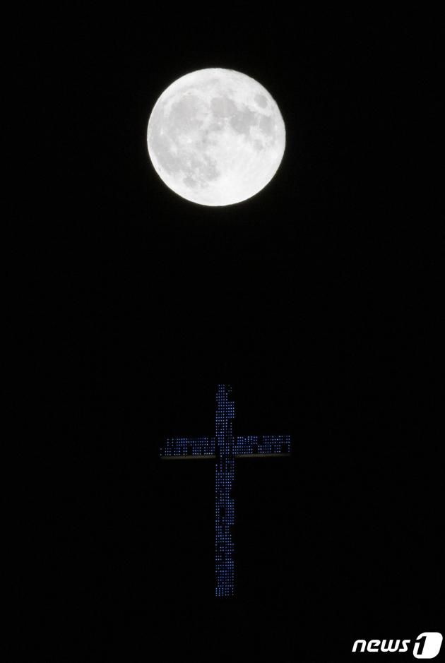 31일 오후 서울 하늘 위로 슈퍼 블루문이 떠 있다. 슈퍼 블루문은 달이 공전 궤도에서 지구와 가장 가까운 지점에 도달할 때 관측할 수 있는 슈퍼문과 같은 달 안에 두 번째로 뜨는 보름달을 가리키는 블루문을 합친 말이다. 2023.8.31/뉴스1 ⓒ News1 이재명 기자