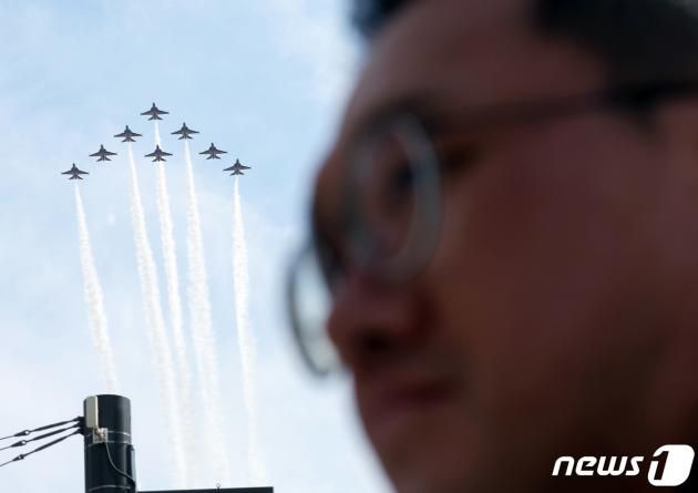 대한민국 공군 특수비행팀 '블랙이글스'가 31일 오후 서울 도심 상공에서 건군 제75주년 국군의 날 기념 축하비행 예행연습을 하고 있다. 2023.8.31/뉴스1 ⓒ News1 박정호 기자