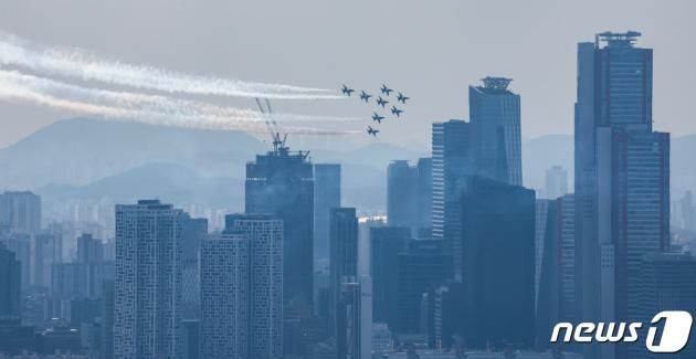 공군 특수비행팀 블랙이글스가 31일 서울 도심 위로 제75주년 국군의 날 축하비행 예행연습을 하고 있다. 2023.8.31/뉴스1 ⓒ News1 허경 기자
