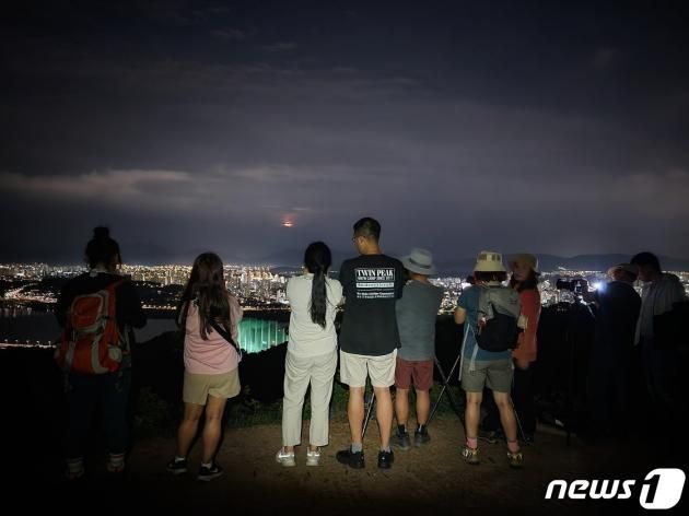 31일 서울 광진구 아차산을 찾은 시민들이 슈퍼문을 바라보고 있다. 한국천문연구원에 따르면 '슈퍼 블루문'은 이날 서울 기준 오후 7시29분에 떠서 다음날인 9월1일 오전 7시1분에 진다. 달이 가장 둥근 시간은 오후 10시36분이다. '슈퍼 블루문'은 '슈퍼 문'과 '블루 문'을 합친 말이다. '슈퍼 문'은 달이 지구와 가까운 지점에 있을 때 뜨는 보름달이다. 2023.8.31/뉴스1 ⓒ News1 유승관 기자
