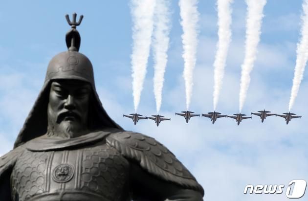 대한민국 공군 특수비행팀 '블랙이글스'가 31일 오후 서울 도심 상공에서 건군 제75주년 국군의 날 기념 축하비행 예행연습을 하고 있다. 2023.8.31/뉴스1 ⓒ News1 박정호 기자