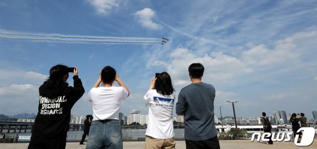 공군 특수비행팀 블랙이글스가 31일 서울 여의도 한강공원 상공에서 제75주년 국군의 날 축하비행 예행연습을 하고 있다. 2023.8.31/뉴스1 ⓒ News1 박지혜 기자