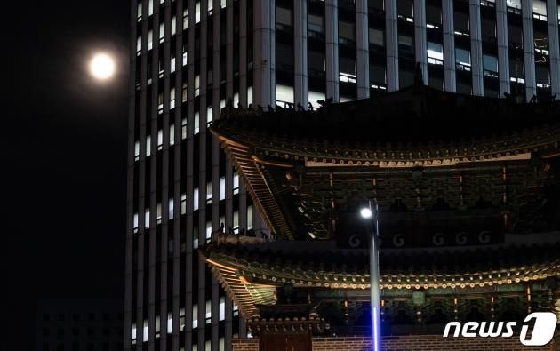 31일 오후 서울 하늘 위로 슈퍼 블루문이 떠 있다. 슈퍼 블루문은 달이 공전 궤도에서 지구와 가장 가까운 지점에 도달할 때 관측할 수 있는 슈퍼문과 같은 달 안에 두 번째로 뜨는 보름달을 가리키는 블루문을 합친 말이다. 2023.8.31/뉴스1 ⓒ News1 이재명 기자