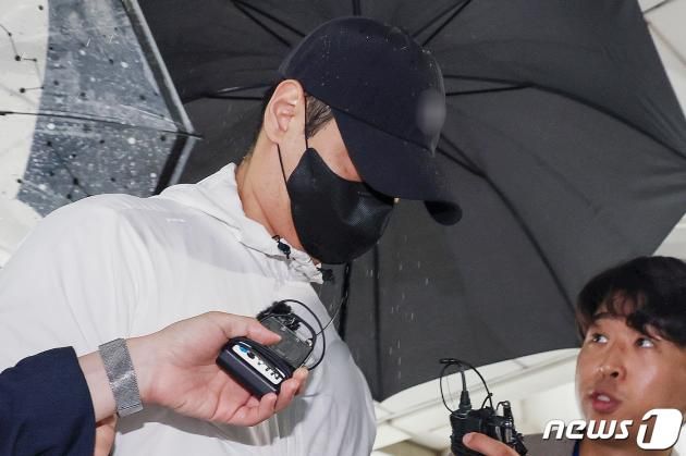 주차 도중 시비가 붙은 상대를 흉기로 협박한 혐의를 받는 30대 남성 A씨가 13일 오후 서울 서초구 서울중앙지방법원에서 열린 영장심사에 출석하고 있다. A씨는 지난 11일 오후 강남구 논현동의 도로에서 람보르기니 승용차를 주차하던 중 인근 가게 직원 B씨와 시비가 붙자 흉기로 위협하고 달아난 혐의를 받는다. 경찰은 A씨를 대상으로 마약 간이 시약 검사를 한 결과 필로폰·엑스터시·케타민 양성 반응이 나왔다고 밝혔다. 2023.9.13/뉴스1 ⓒ News1 민경석 기자