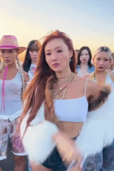 '교복 쩍벌 댄스'로 성상품화 논란에 휩싸인 가수 화사 인스타그램 갈무리