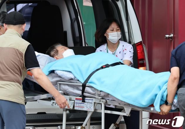 이재명 더불어민주당 대표가 장기간 단식으로 건강이 악화하면서 18일 오전 서울 중랑구 녹색병원으로 이송되고 있다. 2023.9.18/뉴스1 ⓒ News1 구윤성 기자