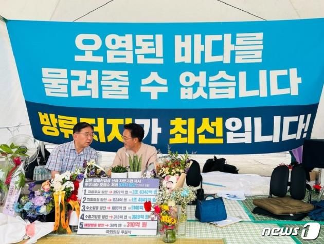 임상혁 녹색병원장이 지난 7월 6일 오후 일본대사관 앞에서 단식 농성 중인 우원식 민주당 의원을 찾아가 진료를 하고 있는 모습. (녹색병원 페이스북)