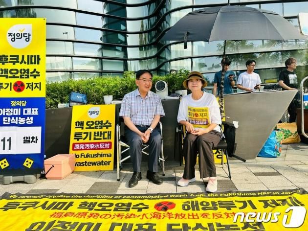 임상혁 녹색병원장이 지난 7월 6일 오후 일본대사관 앞에서 단식 농성 중인 이정미 정의당 대표를 찾아 진료를 하고 있는 모습. (녹색병원 페이스북)