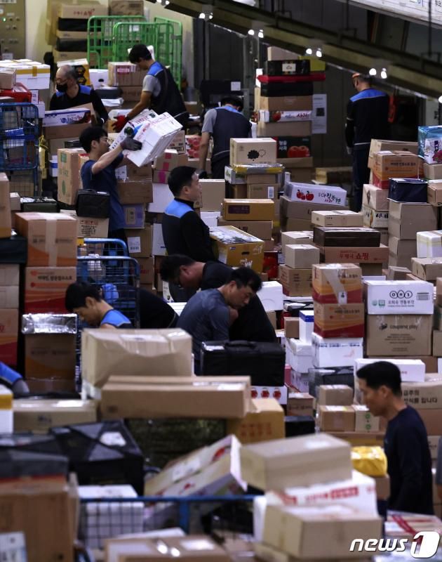 추석 명절을 일주일여 앞둔 19일 오전 서울 광진구 동서울우편물류센터에서 직원들이 택배 분류 작업을 하고 있다. 2023.9.19/뉴스1 ⓒ News1 구윤성 기자