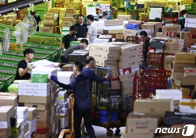 추석 명절을 일주일여 앞둔 19일 오전 서울 광진구 동서울우편물류센터에서 직원들이 택배 분류 작업을 하고 있다. 2023.9.19/뉴스1 ⓒ News1 구윤성 기자