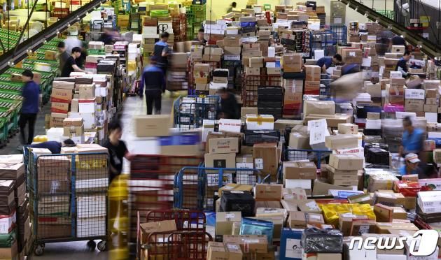 추석 명절을 일주일여 앞둔 19일 오전 서울 광진구 동서울우편물류센터에서 직원들이 택배 분류 작업을 하고 있다. 2023.9.19/뉴스1 ⓒ News1 구윤성 기자