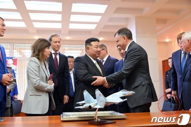 노동당 기관지 노동신문이 16일 보도한 사진을 보면 김 총비서와 함께 러시아 하바롭스크주 콤소몰스크나아무레시의 유리 가가린 전투기 생산공장을 방문한 김 부부장이 검은 가방을 들고 있다. 이 가방은 프랑스 브랜드인 '크리스찬 디올' 제품으로 추정된다. 해당 제품의 '라지' 사이즈는 디올 공식 홈페이지에서 960만원에 판매되고 있다.[국내에서만 사용가능. 재배포 금지. DB 금지. For Use Only in the Republic of Korea. Redistribution Prohibited] rodongphoto@news1.kr