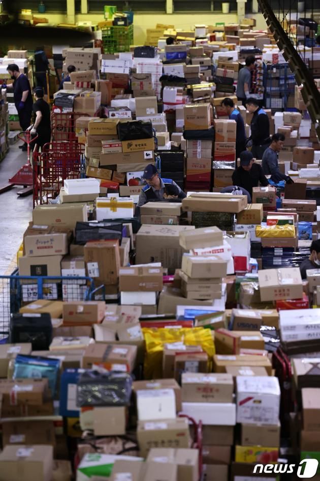 추석 명절을 일주일여 앞둔 19일 오전 서울 광진구 동서울우편물류센터에서 직원들이 택배 분류 작업을 하고 있다. 2023.9.19/뉴스1 ⓒ News1 구윤성 기자