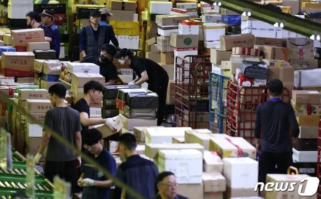 추석 명절을 일주일여 앞둔 19일 오전 서울 광진구 동서울우편물류센터에서 직원들이 택배 분류 작업을 하고 있다. 2023.9.19/뉴스1 ⓒ News1 구윤성 기자