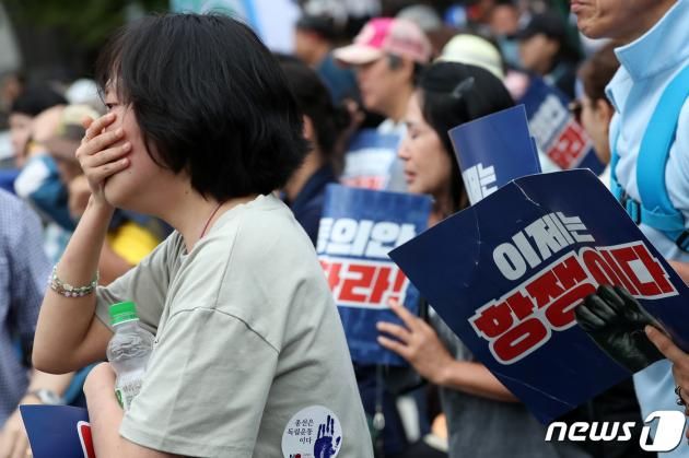 이재명 더불어민주당 대표의 지지자들이 21일 오후 서울 여의도 국회 앞에서 이 대표의 체포동의안 가결 소식에 슬퍼하고 있다. 2023.9.21/뉴스1 ⓒ News1 이승배 기자