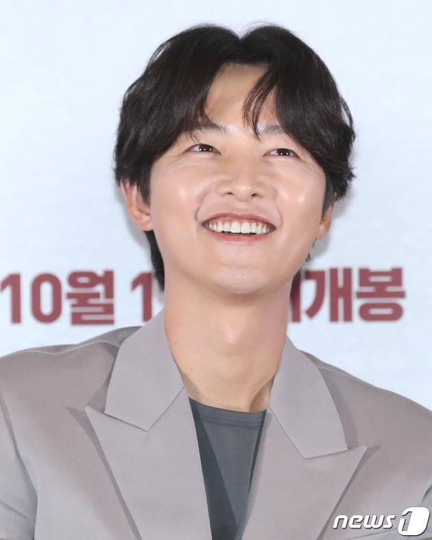 배우 송중기가 22일 서울 강남구 메가박스 코엑스에서 열린 영화 '화란‘(감독 김창훈) 언론시사회에서 미소를 짓고 있다. '화란'은 지옥 같은 현실에서 벗어나고 싶은 소년 연규(홍사빈 분)가 조직의 중간 보스 치건(송중기) 분을 만나 위태로운 세계에 함께 하게 되며 펼쳐지는 이야기를 그린 작품이다. 2023.9.22/뉴스1 ⓒ News1 권현진 기자