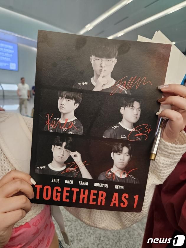 중국팬이 페이커 소속팀 T1 포스터를 기자에게 보여주고 있다. 2023.9.22/뉴스1 ⓒ News1 민경석 기자