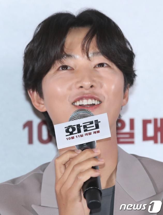 배우 송중기가 22일 서울 강남구 메가박스 코엑스에서 열린 영화 '화란‘(감독 김창훈) 언론시사회에서 아빠 된 소감을 말하고 있다. '화란'은 지옥 같은 현실에서 벗어나고 싶은 소년 연규(홍사빈 분)가 조직의 중간 보스 치건(송중기) 분을 만나 위태로운 세계에 함께 하게 되며 펼쳐지는 이야기를 그린 작품이다. 2023.9.22/뉴스1 ⓒ News1 권현진 기자