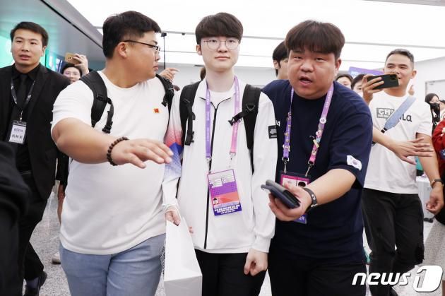 대한민국 e스포츠 국가대표 '페이커' 이상혁이 22일 오후 중국 항저우 샤오산 국제공항을 통해 입국하고 있다. 2023.9.22/뉴스1 ⓒ News1 민경석 기자