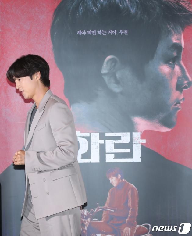 배우 송중기가 22일 서울 강남구 메가박스 코엑스에서 열린 영화 '화란‘(감독 김창훈) 언론시사회에 참석하고 있다. '화란'은 지옥 같은 현실에서 벗어나고 싶은 소년 연규(홍사빈 분)가 조직의 중간 보스 치건(송중기) 분을 만나 위태로운 세계에 함께 하게 되며 펼쳐지는 이야기를 그린 작품이다. 2023.9.22/뉴스1 ⓒ News1 권현진 기자