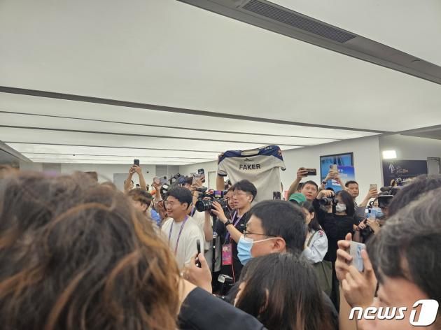 공항에서 페이커를 기다리는 팬들.