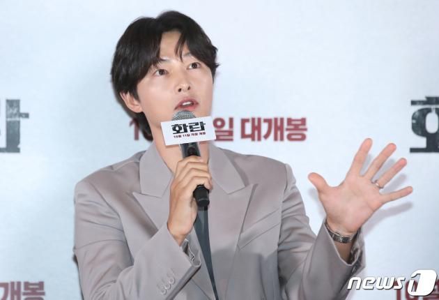 배우 송중기가 22일 서울 강남구 메가박스 코엑스에서 열린 영화 '화란‘(감독 김창훈) 언론시사회에서 노개런티에 대한 질문에 답하고 있다. '화란'은 지옥 같은 현실에서 벗어나고 싶은 소년 연규(홍사빈 분)가 조직의 중간 보스 치건(송중기) 분을 만나 위태로운 세계에 함께 하게 되며 펼쳐지는 이야기를 그린 작품이다. 2023.9.22/뉴스1 ⓒ News1 권현진 기자