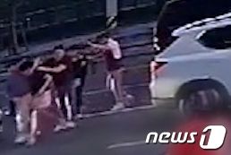 10대 청소년 3명이 경찰에 체포되는 모습.(부산경찰청 제공)