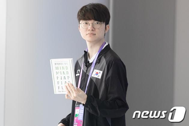 페이커(이상혁·27)의 손에 들릴 '생각한다는 착각'. 페이커는 27일 오전 리그오브레전드(LoL·롤) 경기가 끝난 직후 믹스트존을 지나가며 취재진과 간단하게 인터뷰를 나눴다. 2023.9.27/ⓒ공동취재단