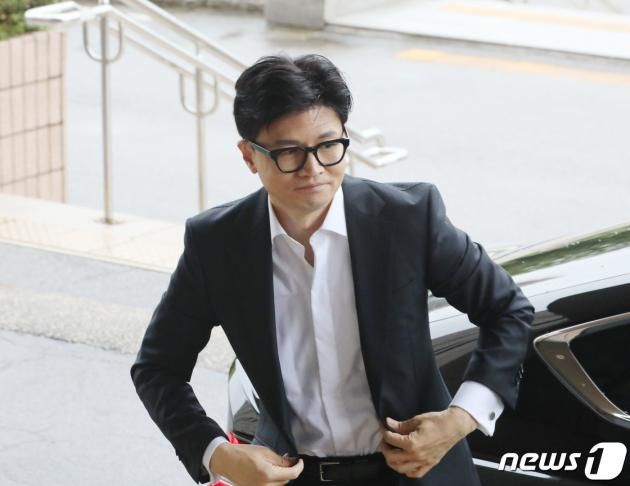 한동훈 법무부 장관이 27일 오전 경기 과천시 정부과천종합청사 내 법무부로 출근하고 있다. 2023.9.27/뉴스1 ⓒ News1 김영운 기자