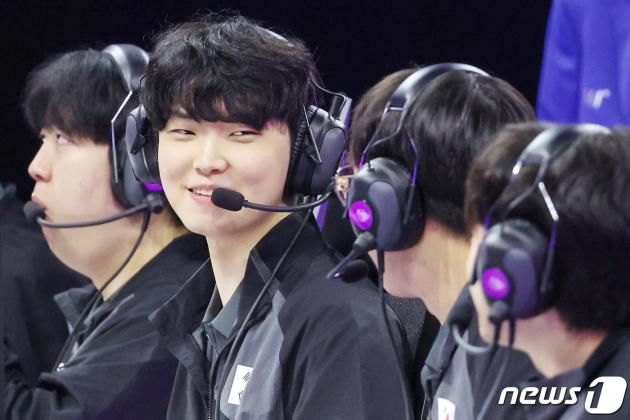 28일 오전 중국 항저우 베이징위안 생태공원 내 e스포츠 주경기장에서 열린 2022 항저우 아시안게임 e스포츠 경기 리그 오브 레전드(LoL) 대한민국과 중국의 준결승전에서 대한민국 초비(정지훈)가 밝은 표정을 짓고 있다. 왼쪽부터 서진혁, 정지훈, 박재혁, 류민석. 대한민국 대표팀은 이날 중국을 상대로 2대0 승리를 거두며 결승 진출에 성공했다. 2023.9.28/뉴스1 ⓒ News1 민경석 기자