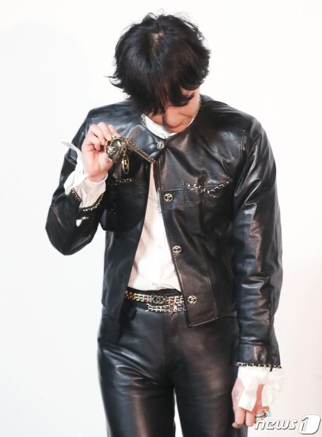 빅뱅 지드래곤이 6일 서울 강남구 압구정 인근에서 열린 포토 행사에서 하트 펜던트를 꺼내 보이고 있다. ⓒ News1 권현진 기자