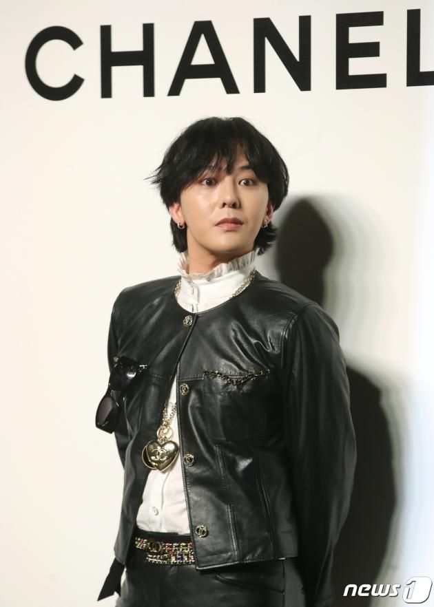 빅뱅 지드래곤이 6일 서울 강남구 압구정 인근에서 열린 포토 행사에서 포즈를 취하고 있다. ⓒ News1 권현진 기자