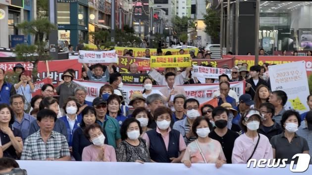 강원 원주시사회단체협의회 등 1000여 명의 원주시민이 7일 오후 롯데시네마 무실점 앞에서 영화 '치악산' 제작사를 규탄하는 입장을 밝혔다. (원주시 제공) 2023.9.7/뉴스1
