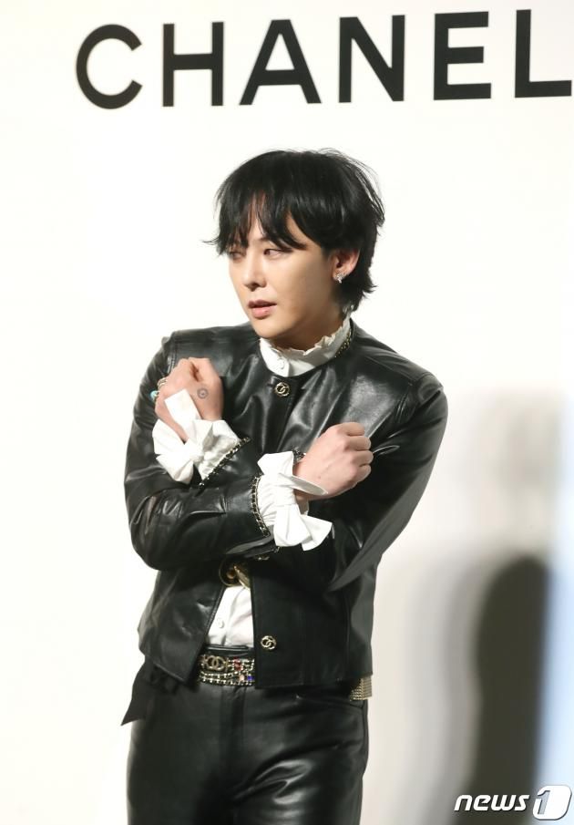 빅뱅 지드래곤이 6일 서울 강남구 압구정 인근에서 열린 포토 행사에서 '와칸다 포에버' 포즈를 취하고 있다. ⓒ News1 권현진 기자