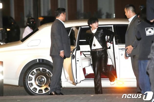 빅뱅의 지드래곤이 6일 서울 강남구 압구정 인근에서 열린 포토 행사에 참석하기 위해 억대의 롤스로이스 차량에서 하차하고 있다. ⓒ News1 권현진 기자