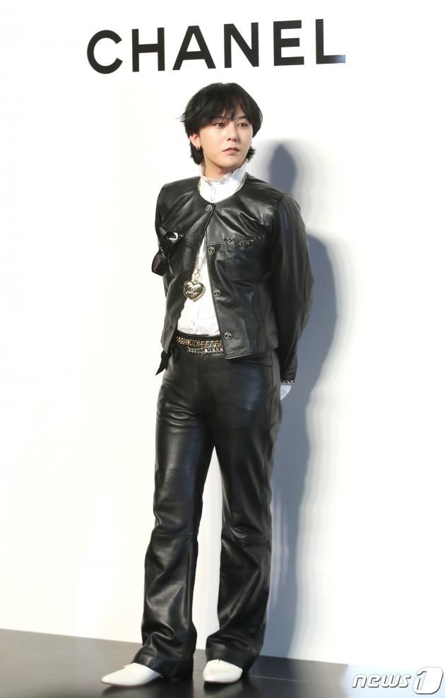 빅뱅 지드래곤이 6일 서울 강남구 압구정 인근에서 열린 포토 행사에서 옅은 미소를 짓고 있다. ⓒ News1 권현진 기자