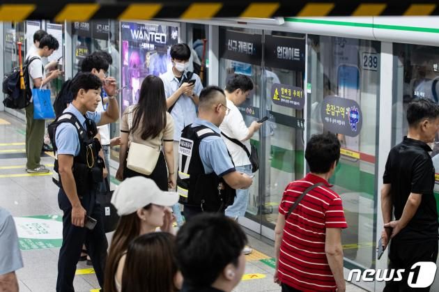 서울교통공사 지하철보안관들이 지난달 20일 서울 지하철 2호선 신도림역 승강장을 순찰하고 있다. 2023.8.20/뉴스1 ⓒ News1 유승관 기자