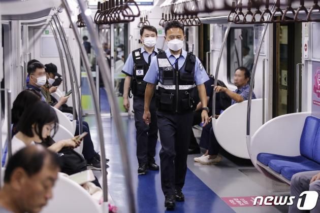 서울교통공사 지하철보안관들이 지난달 21일 오후 서울 지하철 1호선 열차 내부를 순찰하고 있다. 2023.8.21/뉴스1 ⓒ News1 김도우 기자