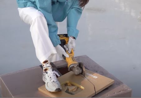 강민경 골드버튼 자르는 모습