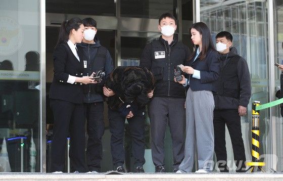 '강남 납치·살해 사건'의 피의자 이경우(35)가 9일 서울 강남구 수서경찰서에서 검찰로 송치되며 고개숙여 사죄하고 있다.'강남 납치·살해 사건'의 피의자로 구속된 이경우(36), 황대한(36), 연지호(30)는 지난달 29일 오후 11시46분쯤 서울 강남구 역삼동의 한 아파트 앞에서 40대 여성을 납치해 살해한 혐의를 받는다.