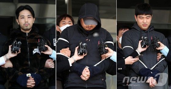 '강남 납치·살해 사건'의 피의자 이경우(왼쪽부터), 황대한, 연지호가 9일 서울 강남구 수서경찰서에서 검찰로 송치되고 있다. 이들은 지난달 29일 오후 11시46분쯤 서울 강남구 역삼동의 한 아파트 앞에서 40대 여성을 납치해 살해한 혐의를 받는다.