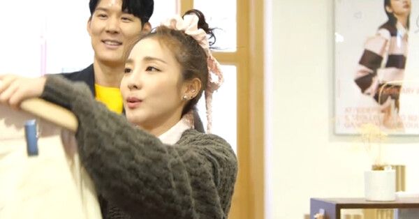 쇼핑 데이트를 즐기는 두 사람 /사진=채널A