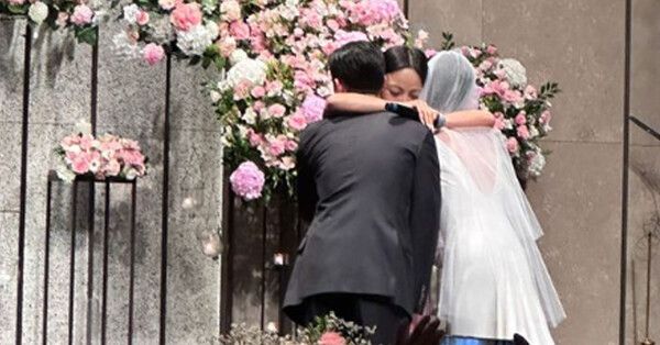 신랑, 신부를 포옹하는 이효리 /사진=인스타그램