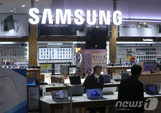 삼성전자가 메모리 반도체 업황 악화에 올해 1분기 영업이익이 96% 가까이 증발하며 14년 만의 최저 수준으로 떨어졌다.‘어닝 쇼크’(실적 충격)를 맞은 삼성전자는 처음으로 메모리 감산을 공식화했다.삼성전자가 7일 공시한 연결 기준 올해 1분기 영업이익은 60000억원으로 전년 동기보다 95.75% 감소, 분기 영업이익이 1조원을 밑돈 건 2009년 1분기(5900억원) 이후 14년 만이다.매출은 63조원으로 전년 동기 대비 19% 감소했다.사진은 이날 서울 서초구 삼성전자 서초사옥의 모습.